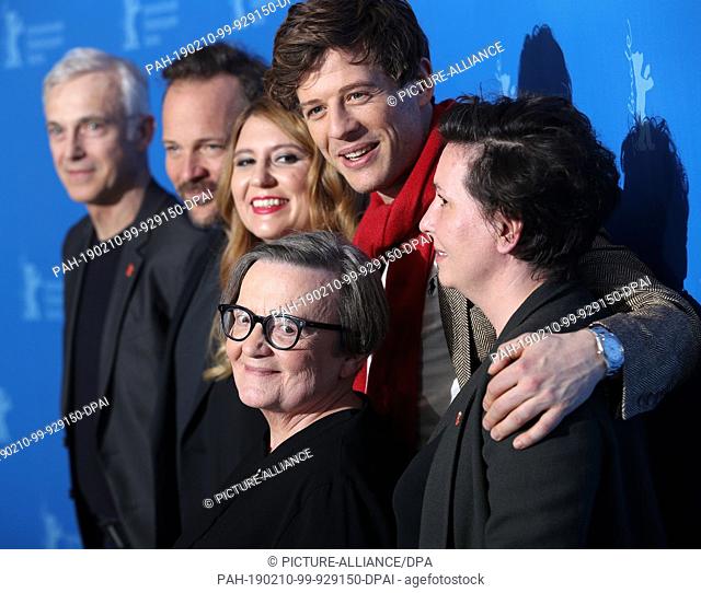 10 February 2019, Berlin: 69th Berlinale: Agnieszka Holland (M), director, and her film team at Photocall for the film ""Mr. Jones""