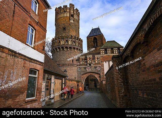 09 December 2023, Saxony-Anhalt, Tangermünde: The Neustädter Tor is one of the most beautiful medieval gates in northern Germany