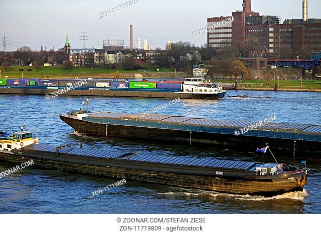 Schiffsverkehr auf dem Rhein mit dem Thyssen Krupp Werk in Ruhrort, Duisburg, Ruhrgebiet, Nordrhein-Westfalen, Deutschland, Europa