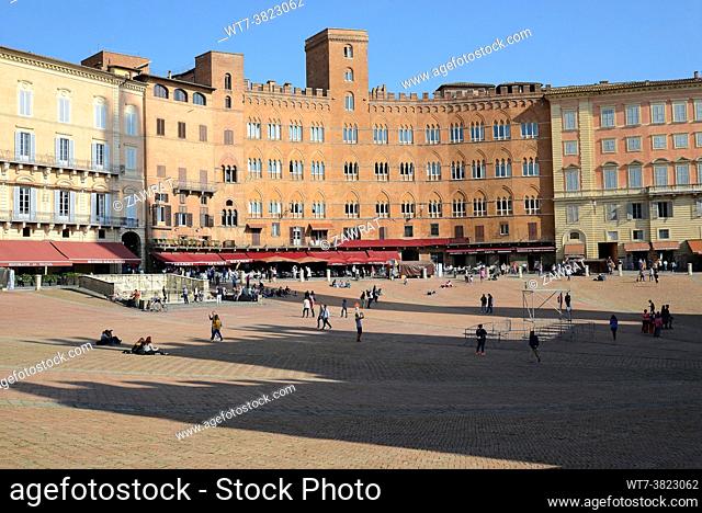 Piazza del Campo, tourists, Fountain Gaia, hotels, restaurants, gasts, shadow