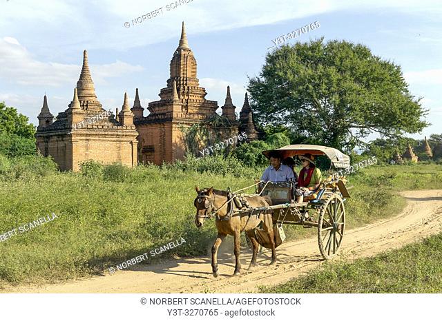 Myanmar (ex Birmanie). Bagan, région de Mandalay. Calèche pour touristes / Myanmar (ex Birmanie). Bagan, Mandalay region