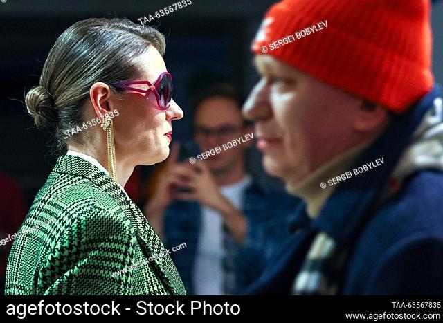 RUSSIA, MOSCOW - 20 de octubre de 2023: Una mujer modela su traje durante el Vesna Fashion Show en el centro comercial BoscoVesna en la avenida Novy Arbat para...