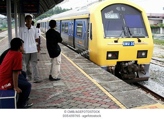 Metro/PUTRA line arriving in Shah Alam metro station, Klang, Selangor, Malaysia, Asia