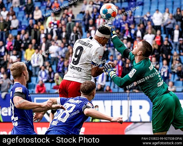 22 August 2021, Hamburg: Football: 2nd Bundesliga, Hamburger SV - Darmstadt 98, Matchday 4 at Volksparkstadion. Darmstadt's Fabian Holland (l-r)