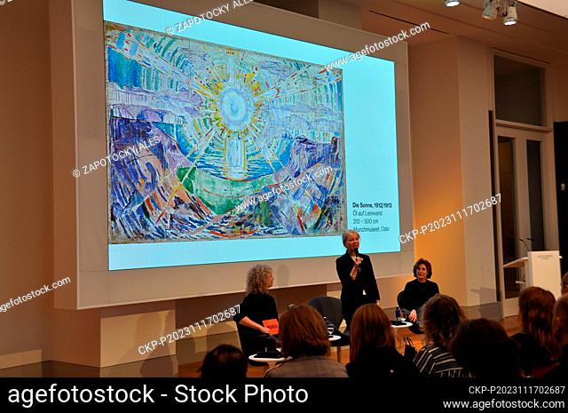 Director del Museo Barberini Ortrud Westheider (con micrófono) en la presentación de la exposición Munch. Lebenslandschaft (Munch