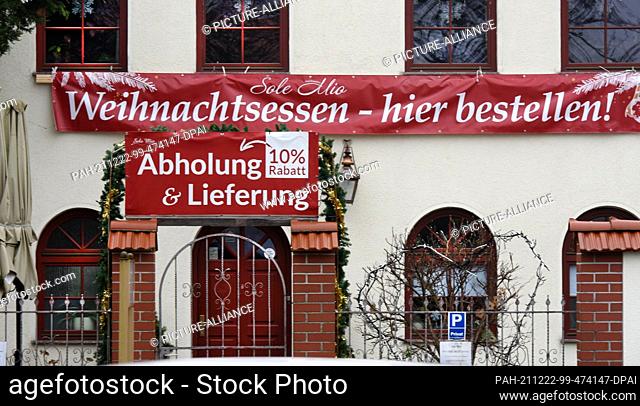 21 December 2021, Saxony, Leipzig: In the city's southeast, a restaurateur is advertising Christmas dinner orders for pickup at 10 percent off and delivery