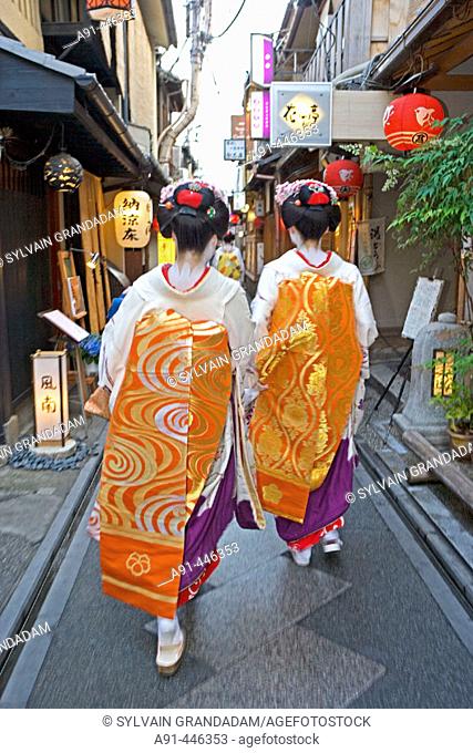 'Maikos' (geisha apprentices) walking to their evening appointment in the traditional quarters of Gion and Pontocho. Kyoto. Kansai, Japan