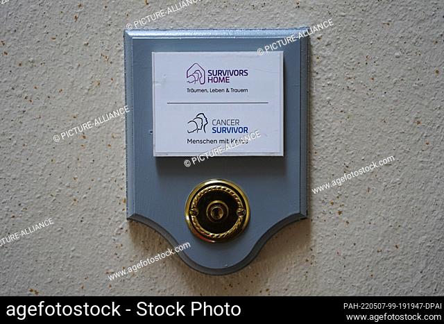 26 April 2022, Berlin: Doorbell sign of the ""Survivors Home"". ""Survivors Home"" is intended to be a drop-in center for cancer patients and their relatives...