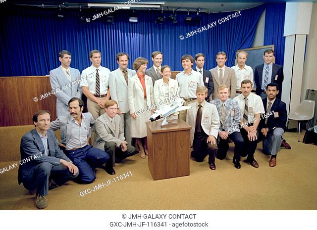 Sixteen of 19 newly named astronaut candidates and two European trainees as payload specialists pose for photographers in the briefing room in the public...