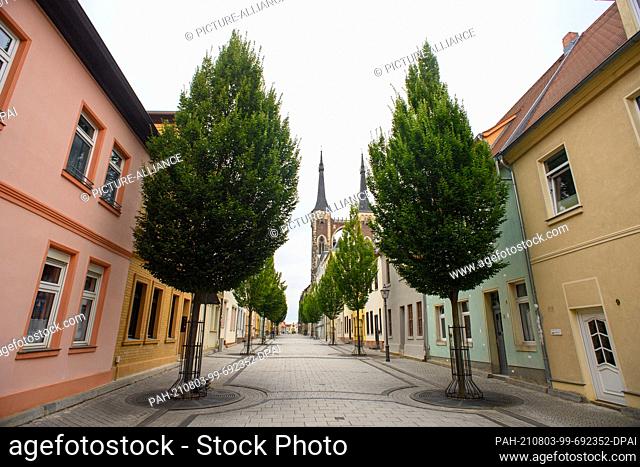 28 July 2021, Saxony-Anhalt, Köthen (Anhalt): St. Jacob's Church at the end of a pedestrian zone. The construction of the late gothic church was started around...
