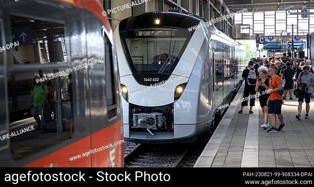 21 August 2023, Saxony, Chemnitz: A new battery-powered train of the Coradia Continental series from Alstom runs in the main station in Chemnitz