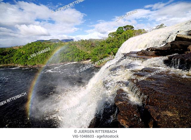 El Sapo Waterfalls with rainbow, Canaima NATIONAL PARK, KUSARI TEPUY behind, Venezuela, South America, America - CANAIMA, GRAN SABANA, VENEZUELA, 10/03/2008
