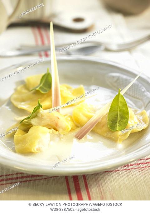 raviolis de cigalas con sopa de coco, lima y citronela / Crayfish ravioli with coconut soup, lime and citronella