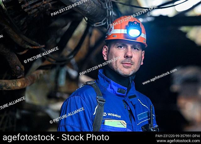 PRODUCTION - 12 December 2023, Saxony, Bad Schlema: Miner Jörg Neubert stands underground on the Markus-Semmler level of the Wismut mine in the Ore Mountains