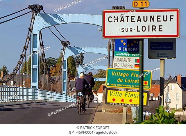 CYCLISTS ON THE BRIDGE OF CHATEAUNEUF-SUR-LOIRE, THE 'LOIRE A VELO' CYCLING ITINERARY, LOIRET 45, FRANCE