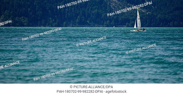 02 July 2018, Germany, Einsiedel: A sailing boat on Lake Walchen. Photo: Angelika Warmuth/dpa. - Einsiedel/Bavaria/Germany