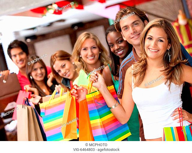 GROSSBRITANNIEN, STUDIO, Eine Gruppe glueckliche Frauen beim Shopping im SSV, Sommerschlussverkauf, bunte Einkaufstueten, - Studio, , United Kingdom, 01/01/2019