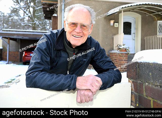 01 February 2021, Saxony-Anhalt, Heyrothsberge: Cycling legend Gustav-Adolf Schur stands in front of his house in Heyrothsberge