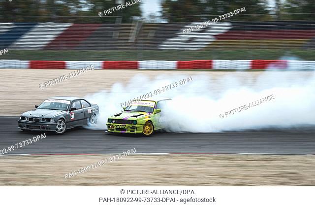 22 September 2018, Rhineland-Palatinate, Nuerburg: Motorsport: Nuerburgring Drift Cup: Mark Reijne in his BMW E36 (L) and Mads Andreasen in the BMW E30 skidding...