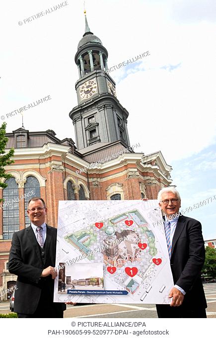 05 June 2019, Hamburg: Alexander Röder (r), Hauptpastor der Kirche St. Michaelis (Michel), und Thorsten Schulze, Hauptgeschäftsführer