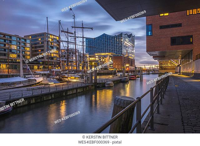 Germany, Hamburg, Sandtor harbour with Elbe Philharmonic Hall in background