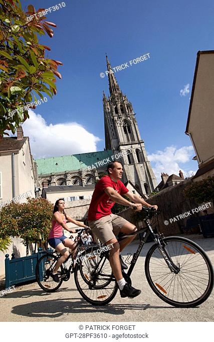 BICYCLE TOURISTS IN THE CITY NEAR THE CHARTRES CATHEDRAL, EURE-ET-LOIR 28, FRANCE