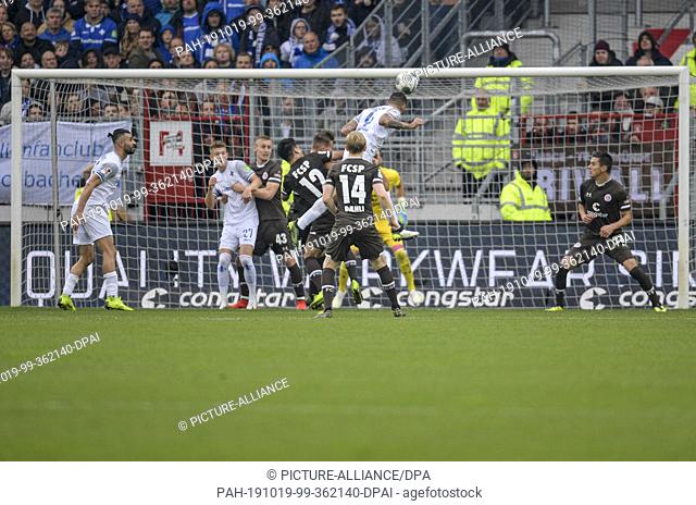 19 October 2019, Hamburg: Soccer: 2nd Bundesliga, FC St. Pauli - Darmstadt 98, 10th matchday. Darmstadts Victor Palsson (3rd from right) scores the goal by head...