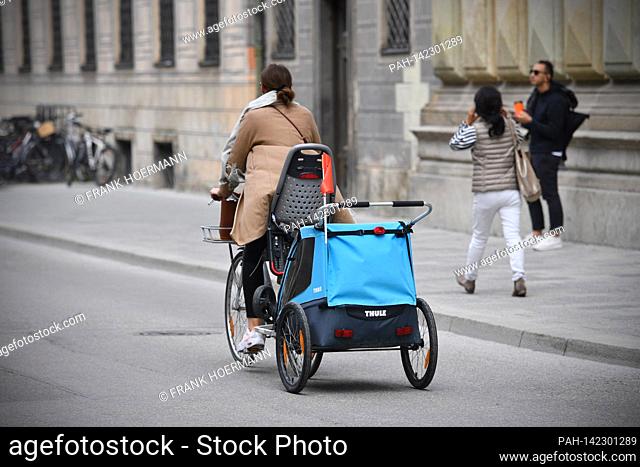 Topic picture: Cyclists with bicycle trailers and pedestrians on the streets in the city center in Muenchen. Old town, bicycle trailer, woman, mother