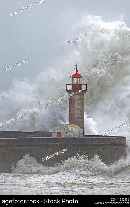 Leuchtturm von Porto im Sturm, Portugal, Europa / Lighthouse of Porto with storm, Portugal, Europe
