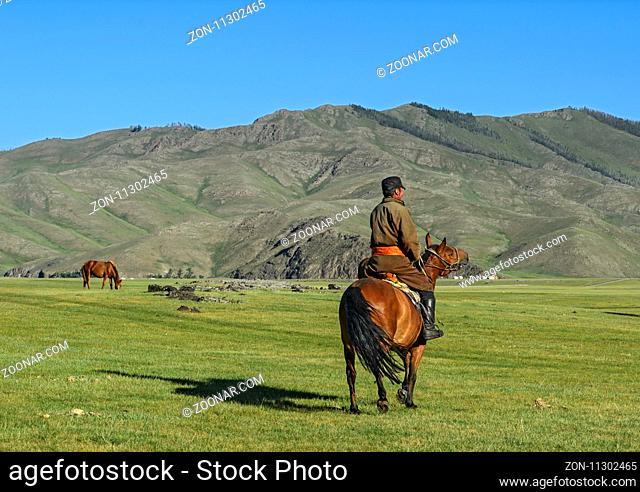 Mongolischer Reiter im Orchon-Tal, Khangai Nuruu Nationalpark, Oevoerkhangai Aimag, Mongolei / Mongolian horse rider in Orkhon valley