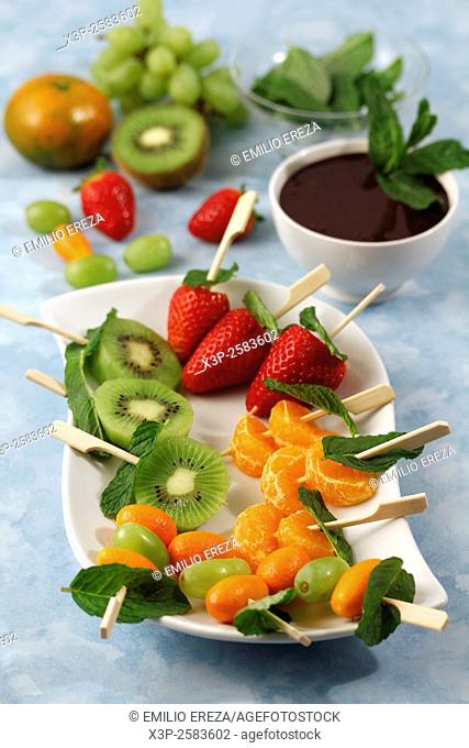 Fruit skewers with chocolate and mint