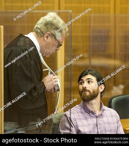 08 June 2021, Hessen, Frankfurt/Main: The defendant Franco A. (r) speaks with his lawyer Johannes Hock on the third day of the trial at the Higher Regional...