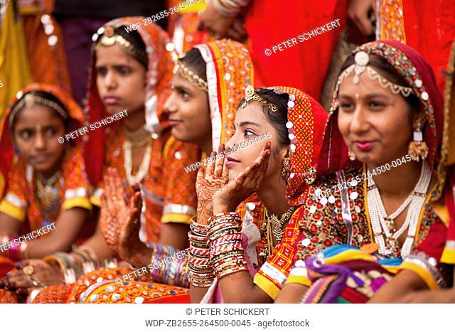 Junge Frauen in der typischen farbenfrohen Tracht der Rajasthanis beim Kamel- und Viehmarkt Pushkar Mela in Pushkar, Rajasthan, Indien
