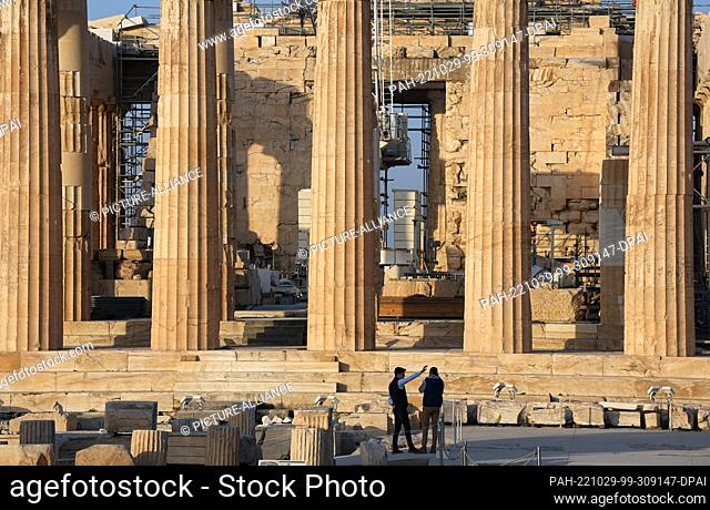 27 October 2022, Greece, Athen: The Acropolis with the Parthenon on a rock above the city. Photo: Soeren Stache/dpa. - Athen/Greece