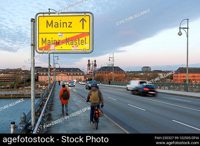 27 March 2023, Rhineland-Palatinate, Mainz: Cars, pedestrians and cyclists are on the move on the Theodor Heuss Bridge. With a large-scale nationwide warning...