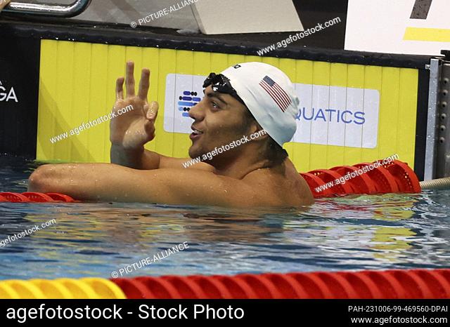 06 October 2023, Berlin: Swimming: World Cup, 200 m backstroke, men: Italy's Thomas Deccon wins at the 2023 World Aquatics Swimming World Cup in the swimming...