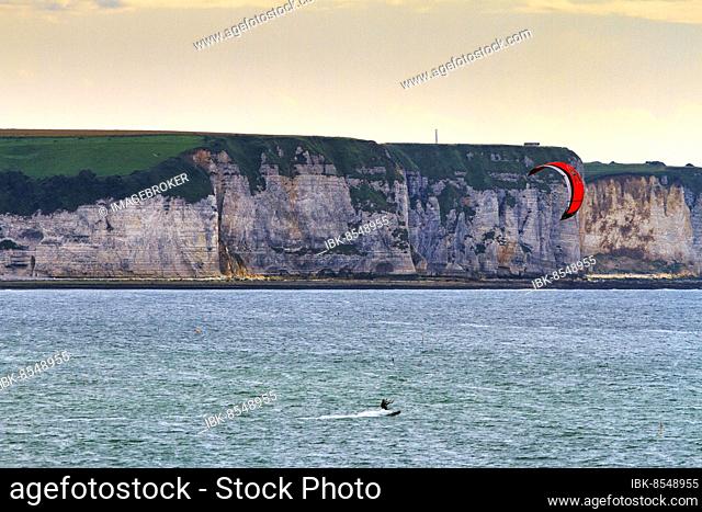 Kitesurfers in front of high cliffs, Fécamp, Fecamp, Alabaster Coast, English Channel, Normandy, France, Europe