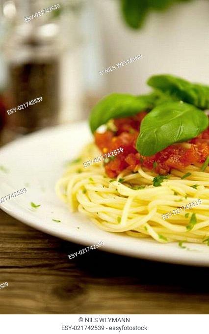 frische leckere Spaghetti mit Tomatensoße und Parmesan auf eine