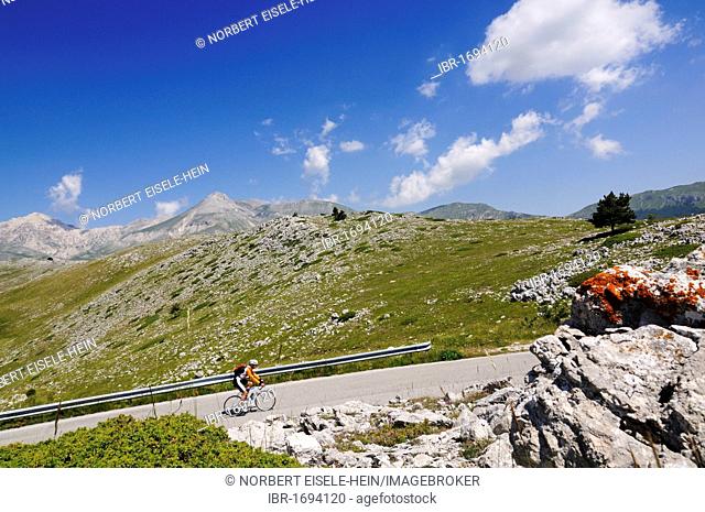 Cyclist above Castel del Monte, Campo Imperatore, Abruzzo, Italy, Europe