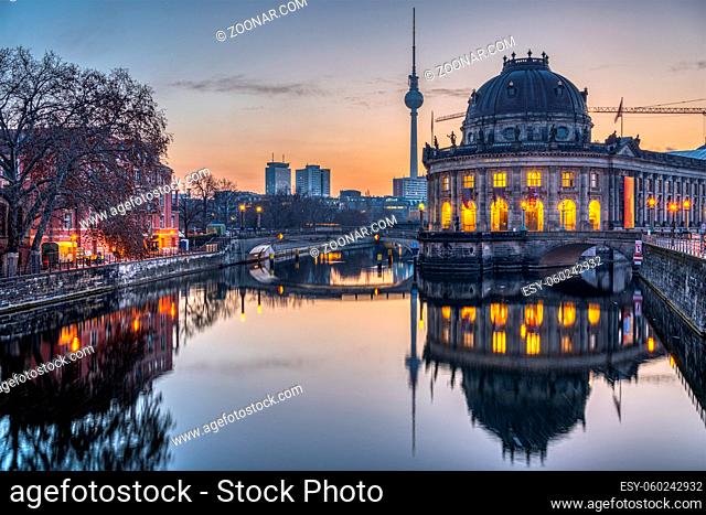 Das Bode-Museum, der Fernsehturm und die Spree in Berlin vor Sonnenaufgang