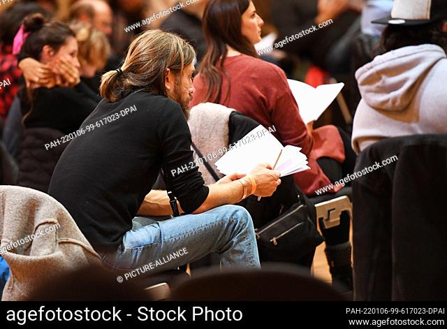 06 January 2022, Bavaria, Oberammergau: One of the main actors follows the text during the reading rehearsal for the 42nd Passion Play in the hall of the...