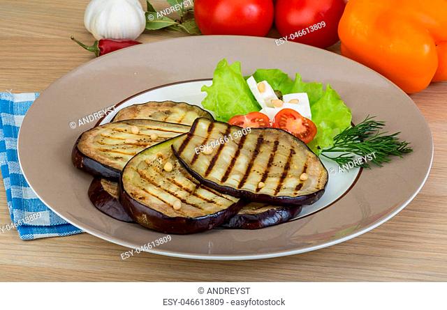 Grilled aubergine with salad leaves and dill