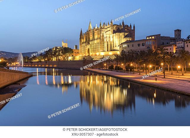 Cathedral La Seu at dusk, Palma de Mallorca, Majorca, Balearic Islands, Spain,