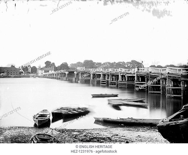 Old Putney Bridge from across the River Thames in Putney, London, c1860-c1922. This bridge, rebuilt in stone in 1884-6, was once a notorious place for duels