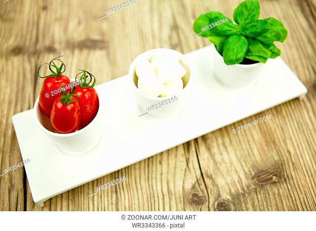 Leckere Tomaten mit mozzarella salat caprese auf einem Teller auf einem Tisch