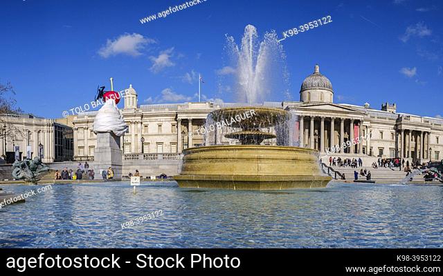 National Gallery behind the fountain, Trafalgar Square, London, England, Great Britain
