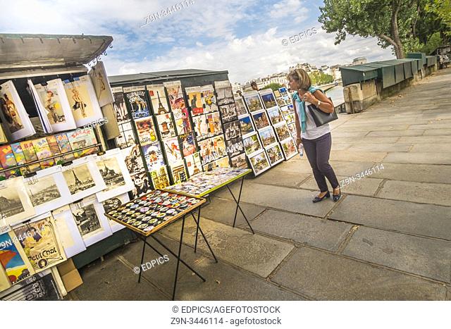 antiquarian bookseller, bouquiniste stall on the banks of river seine, paris, ile de france, france