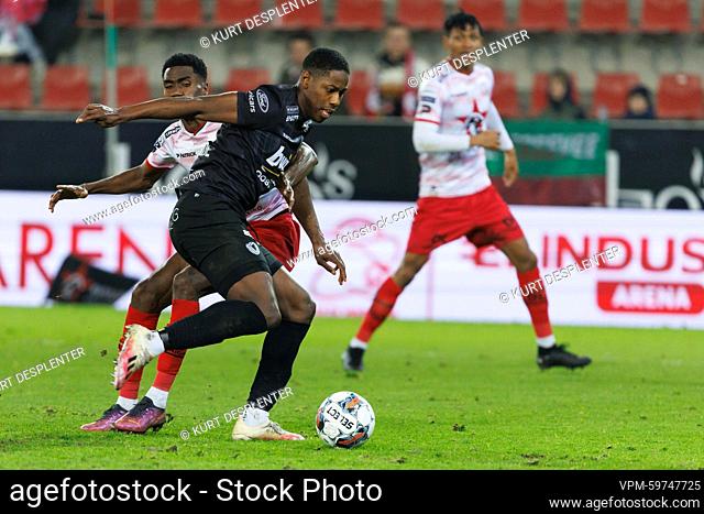 Oostende's Alfons Amade and Essevee's Alieu Fadera fight for the ball during a soccer match between SV Zulte Waregem and KV Oostende