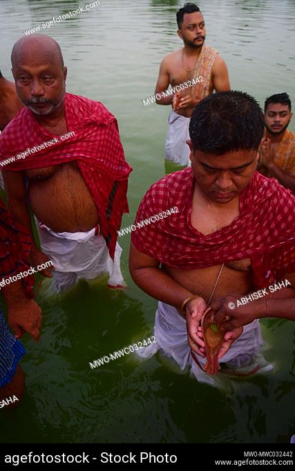 Indian Hindu devotees perform Tarpan, a ritual to pay obeisance to one's forefathers on the last day for offering prayers to ancestors called Pitri Tarpan