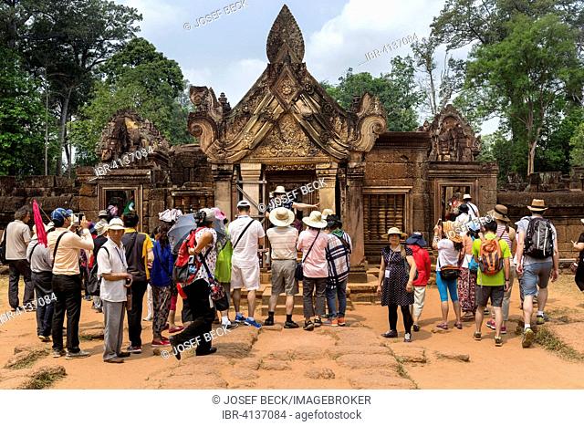 Tourists at the eastern gopura, entrance to the main temple, Khmer Hindu temple Banteay Srei, Siem Reap Province, Cambodia